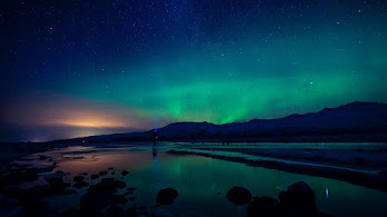 دانلود والپیپر منظره شفق قطبی آسمان شب Aurora Borealis Northern Lights Night Sky Scenery