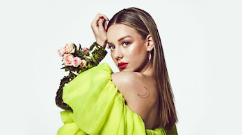 دانلود والپیپر استر اکسپوزیتو Ester Exposito