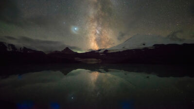دانلود والپیپر شب پرستاره آسمان کوه دریاچه Night Starry Stars Sky Mountain Lake Scenery