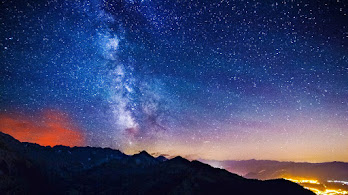 دانلود والپیپر منظره کوه و آسمان شب راه شیری Mountain Night Sky