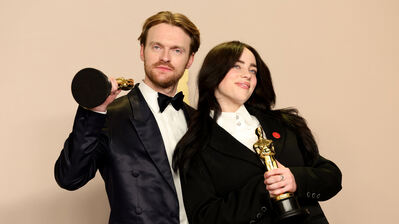 دانلود پوستر بیلی آیلیش و فاینس اسکار Billie Eilish Finneas Oscar Trophy