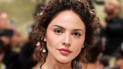 دانلود پوستر عکاسی ایزا گونزالس مت گالا ۲۰۲۴ Eiza Gonzalez Met Gala