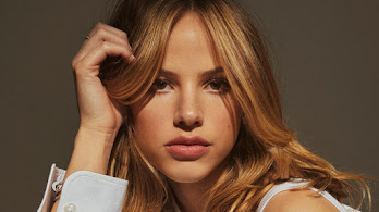 دانلود والپیپر هالستون سیج دختر زیبا Halston Sage Beautiful Girl