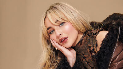 دانلود والپیپر سابرینا کارپنتر Sabrina Carpenter Blonde