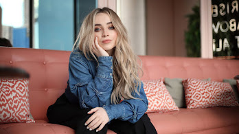 دانلود پوستر سابرینا کارپنتر Sabrina Carpenter Photoshoot