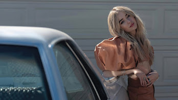 دانلود والپیپر سابرینا کارپنتر Sabrina Carpenter