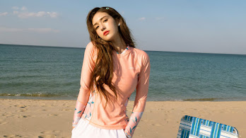 دانلود پوستر سومی کی‌پاپ ساحلی Somi K-Pop Beach Photoshoot
