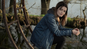 دانلود والپیپر اما مکی بازیگر Emma Mackey Actress