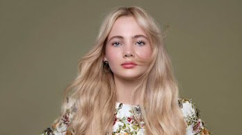 دانلود والپیپر فریا آلن بازیگر بلوند Freya Allan Blonde Actress