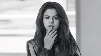 دانلود والپیپر سلنا گومز تک‌رنگ Selena Gomez Monochrome