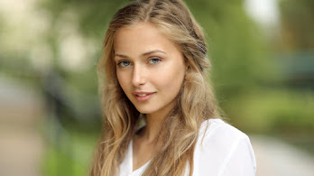 دانلود والپیپر سوفی سیمنت با لبخند Sophie Simnett Smile