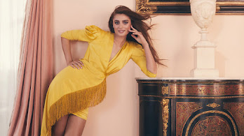 دانلود والپیپر تیلور هیل مدل Taylor Hill Model