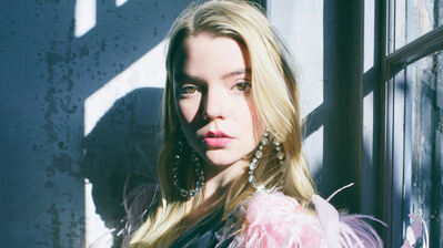 دانلود والپیپر آنیا تیلور جوی بلوند Anya Taylor-Joy Blonde