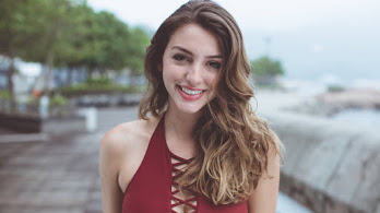 دانلود والپیپر سلین فاراخ مدل خندان Celine Farach Girl Model