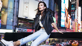 دانلود والپیپر امیلی راتایکوفسکی Emily Ratajkowski