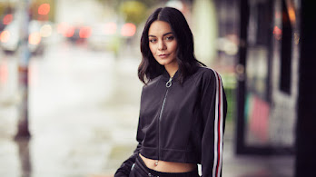 دانلود والپیپر ونسا هاجنز Vanessa Hudgens | ونسا رو گذاشتی که به بقیه بفهمونی سلیقه‌ات شبیه دخترای اوج دهه ۲۰۰۰ است، درست مثل سبد خرید خجالت‌آورت در آمازون.