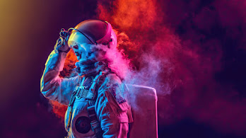 دانلود والپیپر فضانورد دود Astronaut Smoke Digital Art