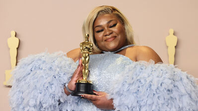 دانلود والپیپر داوین جوی و اسکار Davine Joy Oscar Trophy
