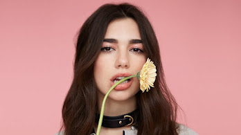 دانلود والپیپر دوآ لیپا و گل‌های آفتابگردان Dua Lipa Beautiful Sunflowers