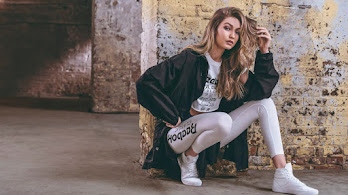 دانلود والپیپر جیجی حدید Reebok Gigi Hadid Photoshoot Model