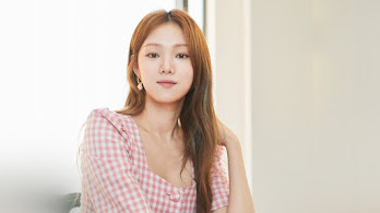 دانلود پوستر لی سونگ-کیونگ بازیگر کرهای Lee Sung-kyung Beautiful Korean Girl