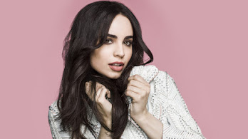 دانلود والپیپر سوفیا کارسون Sofia Carson | سوفیا یعنی پرنسس دیزنی برای کسی که پرنسس خوابه ولی خونه‌اش بهم ریخته‌ست.