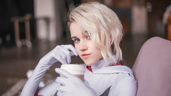 دانلود پوستر اسپایدر-گوئن Marvel Spider-Gwen Cosplay