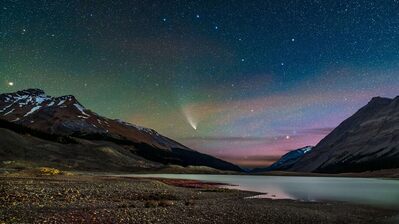 دانلود والپیپر منظره شب دریاچه و کوه Night Sky Lake Mountain