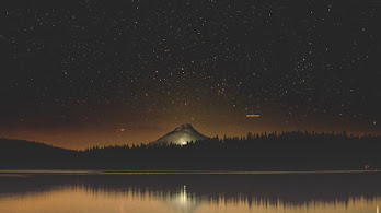 دانلود والپیپر منظره دریاچه کوه آسمان پرستاره Starry Night Mountain Lake
