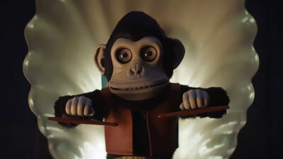 دانلود پوستر میمون فیلم ترسناک The Monkey Horror Movie | میمون ترسناک یعنی ترس‌های کودکیت هنوز ولت نکردن، فقط بزرگتر شدن و شکل اسباب بازی به خودشون گرفتن.