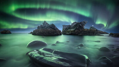 دانلود والپیپر منظره شفق شمالی و صخره Aurora Borealis Northern Lights Rock Scenery