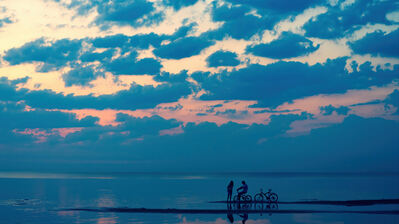 دانلود والپیپر زوج کنار دریا طلوع آفتاب Couple Sunrise Seaside