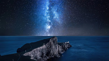 دانلود والپیپر کهکشان راه شیری آسمان شب ستاره اقیانوس منظره فانوس دریایی اسکای اسکاتلند Milky Way Night Sky Stars Ocean Scenery Lighthouse Isle off Skye Scotland