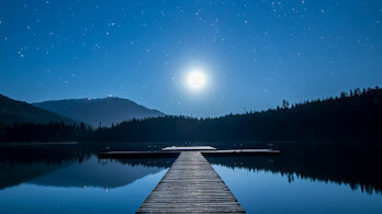 دانلود والپیپر مهتاب و دریاچه Moonlight Night Stars Lake Dock Scenery