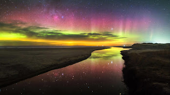 دانلود والپیپر شفق قطبی و رودخانه Northern Lights River Scenery