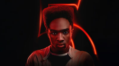 دانلود پوستر چیزهای عجیب لوکاس Stranger Things S5 Lucas | لوکاس رو گذاشتی چون تو دنیای خودت هم آدمای عجیب غریب زیاد دارن؛ فرقش اینه اونایی که توی سریالن حداقل جذابن.