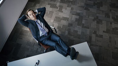 دانلود پوستر بهتره با ساول تماس بگیری Better Call Saul | ساول گودمن یعنی فکر می‌کنی از همه قانون‌ها باهوش‌تری، ولی هنوز نمی‌دونی اون پیچ سشوار رو کجا بندازی.
