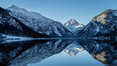 دانلود والپیپر کوه برفی دریاچه Snowy Mountain Reflection Lake