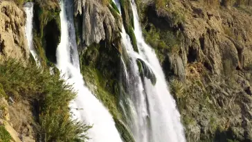 دانلود والپیپر متحرک آبشار طبیعی آرامش‌بخش Natural Waterfall