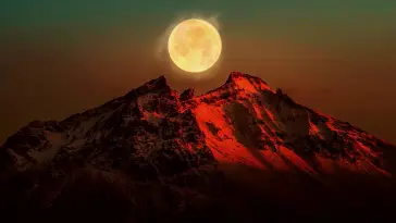 دانلود والپیپر متحرک منظره طلوع ماه از پشت کوه Moonrise Mountain