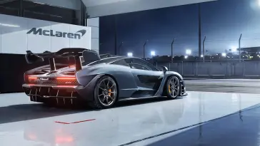 دانلود والپیپر متحرک مک‌لارن پارک با چراغ‌های روشن McLaren Parked Lights On