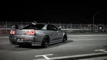 دانلود والپیپر متحرک نیسان اسکایلاین زیر باران Nissan Skyline Rain Silver Sky