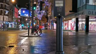 دانلود والپیپر متحرک شهر خیابان همراه مغازه‌ها Street With Stores